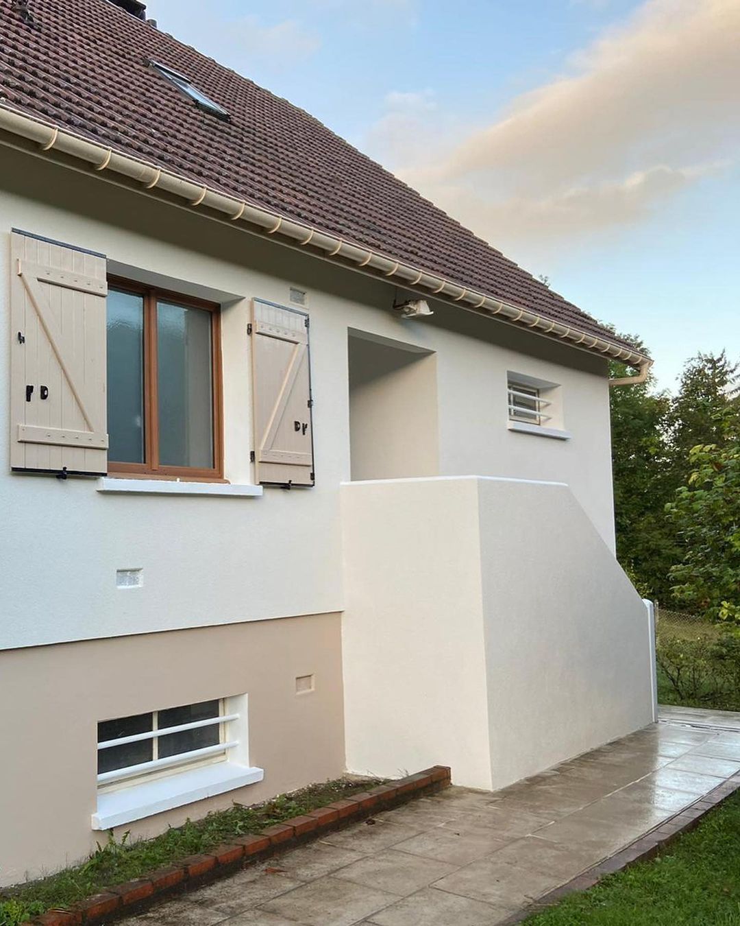 Maison avec un petit balcon après le ravalement des façades