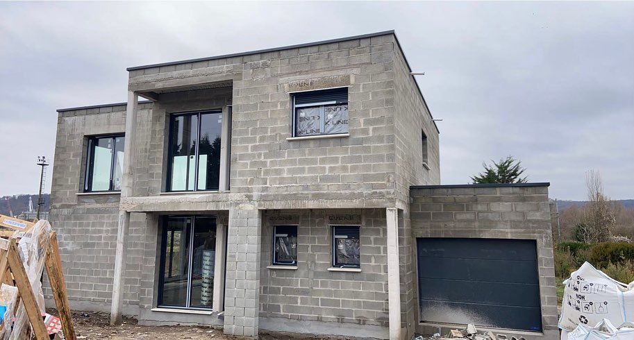 Construction d'une maison neuve avec des parpaings apparents