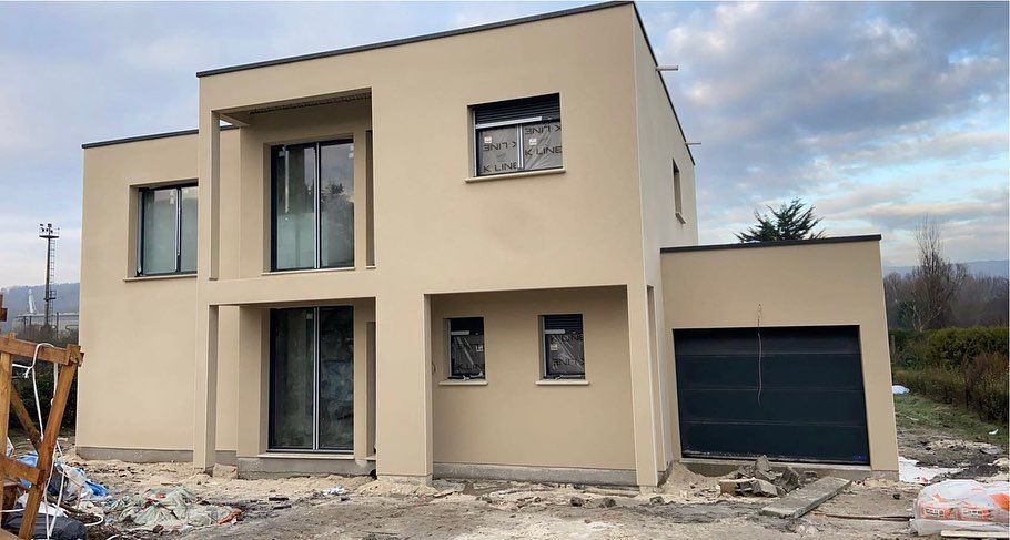 Construction de maison neuve après l'application du crépi