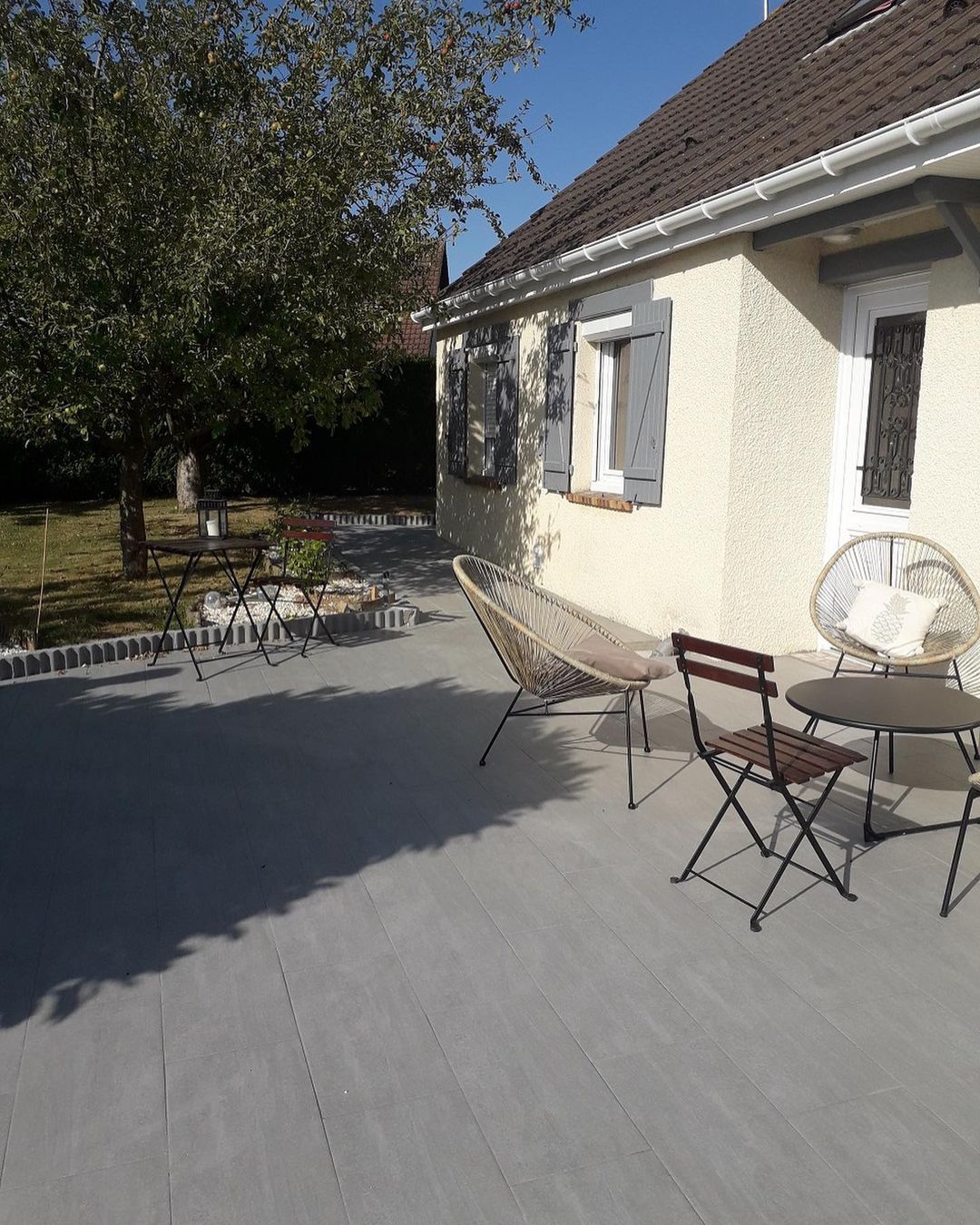 Terrasse carrelée grise