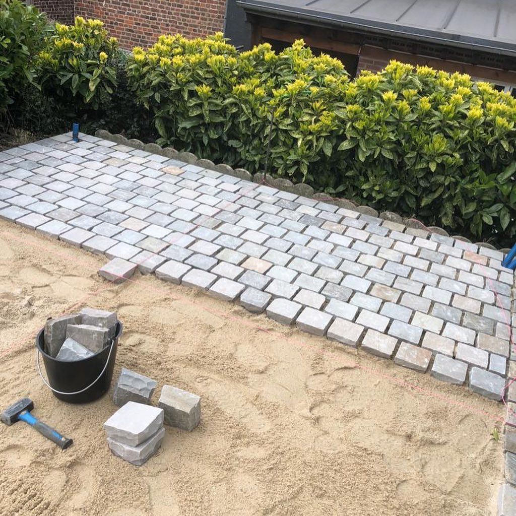 Pose des pavés pour la terrasse en cours
