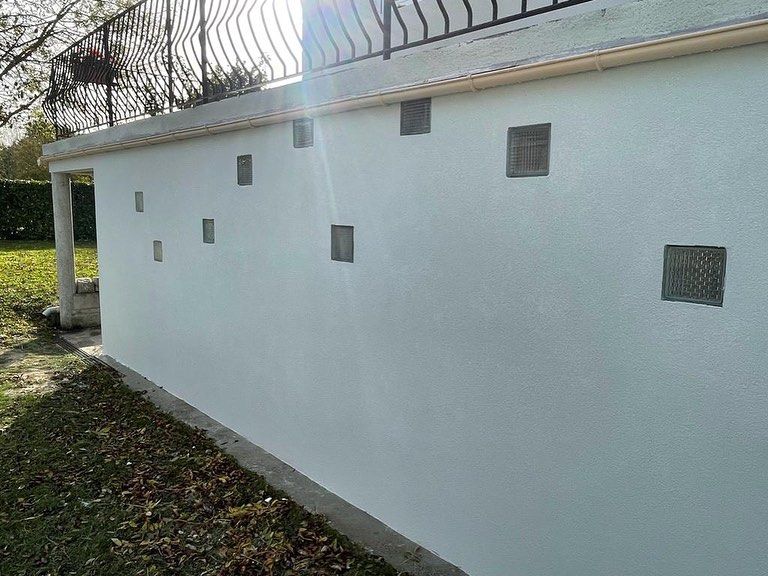 Soubassement d'une maison demi-niveau après la peinture