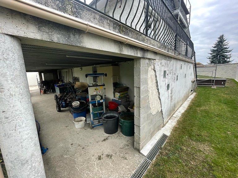 Soubassement d'une maison demi-niveau avant la peinture