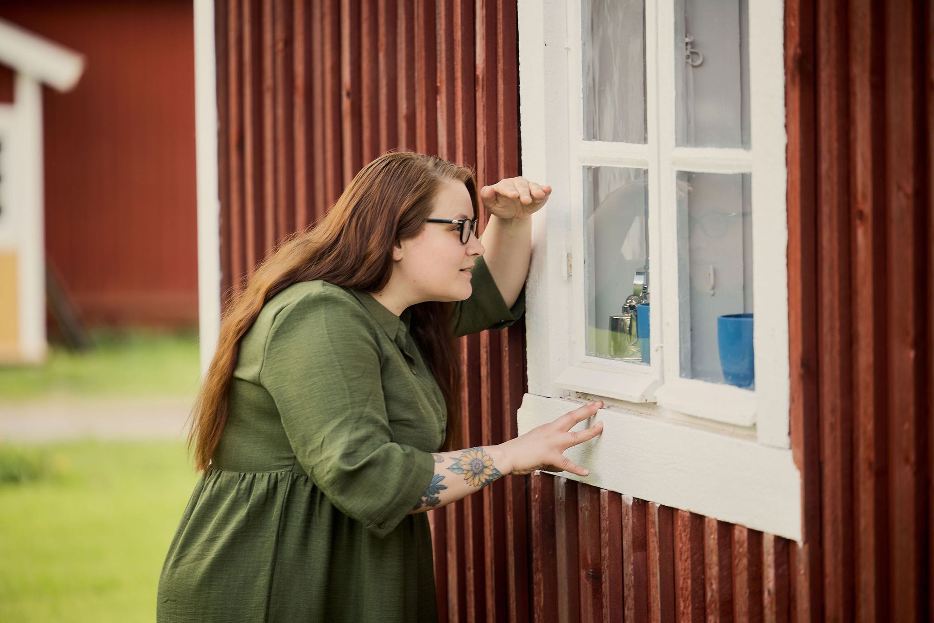 Mies ja lapsi tutkivat kesälomatekemistä historiallisessa leineperin miljöössä.
