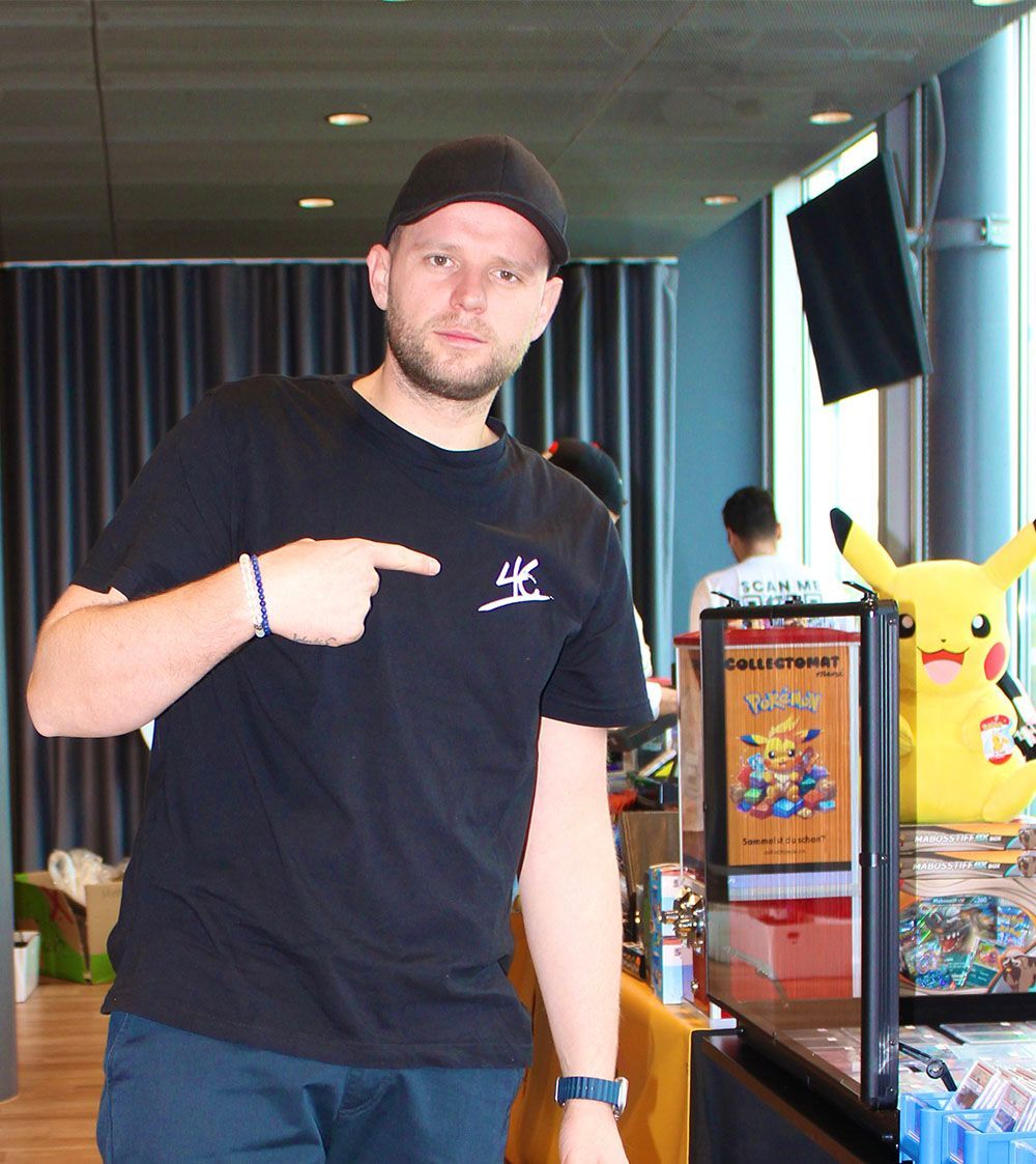 Ein Mann in einem schwarzen T-Shirt zeigt auf etwas