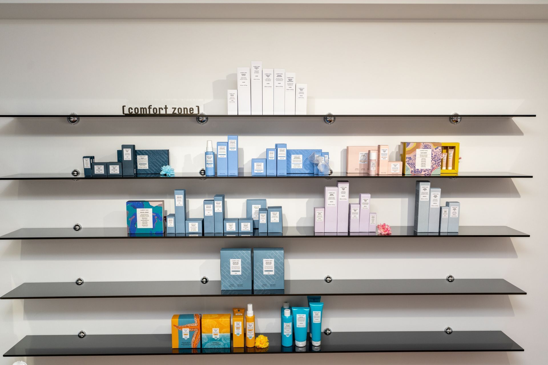 Ein Regal mit einer Vielzahl von Schönheitsprodukten