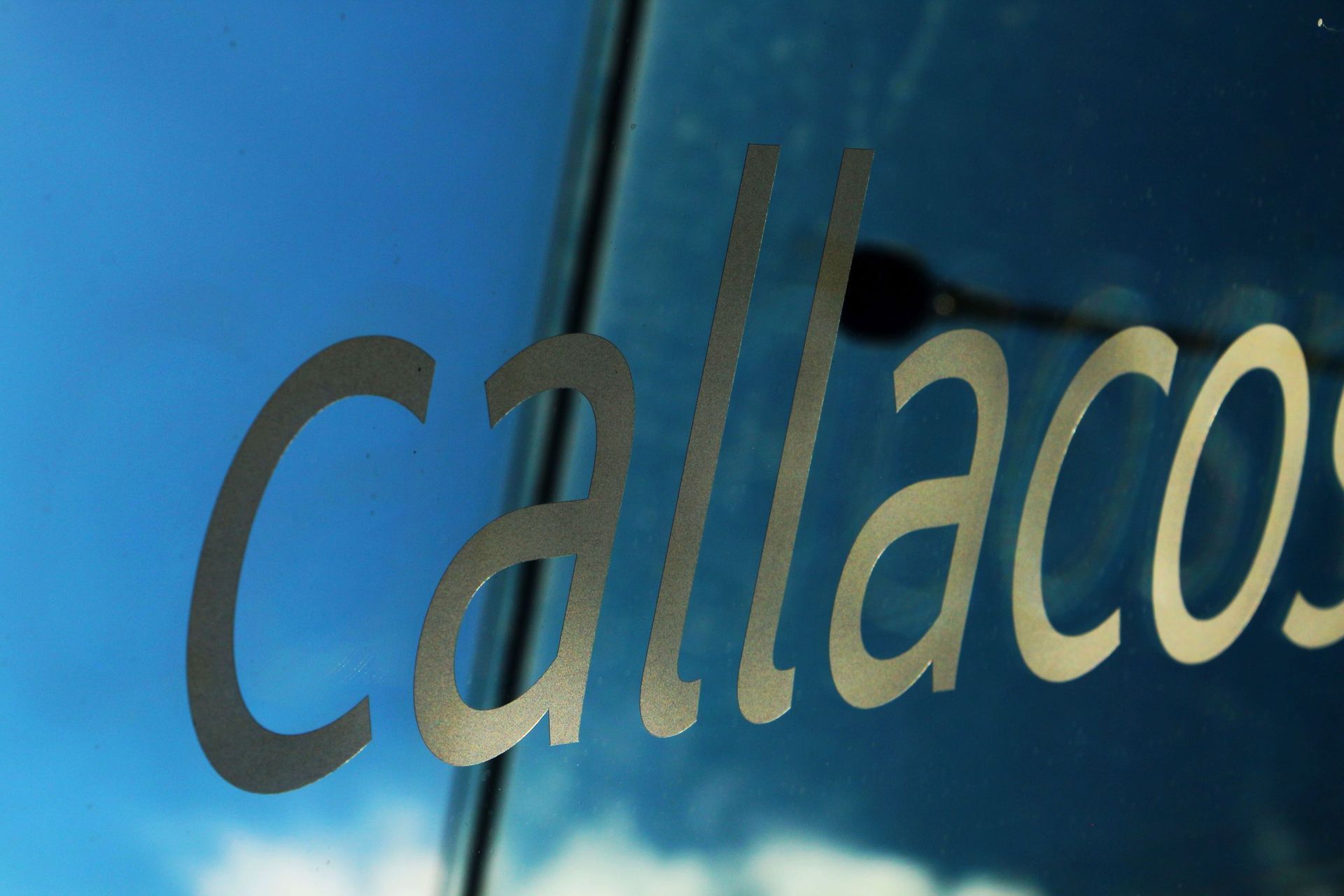 Das Wort Callacos, das auf einem Fenster steht