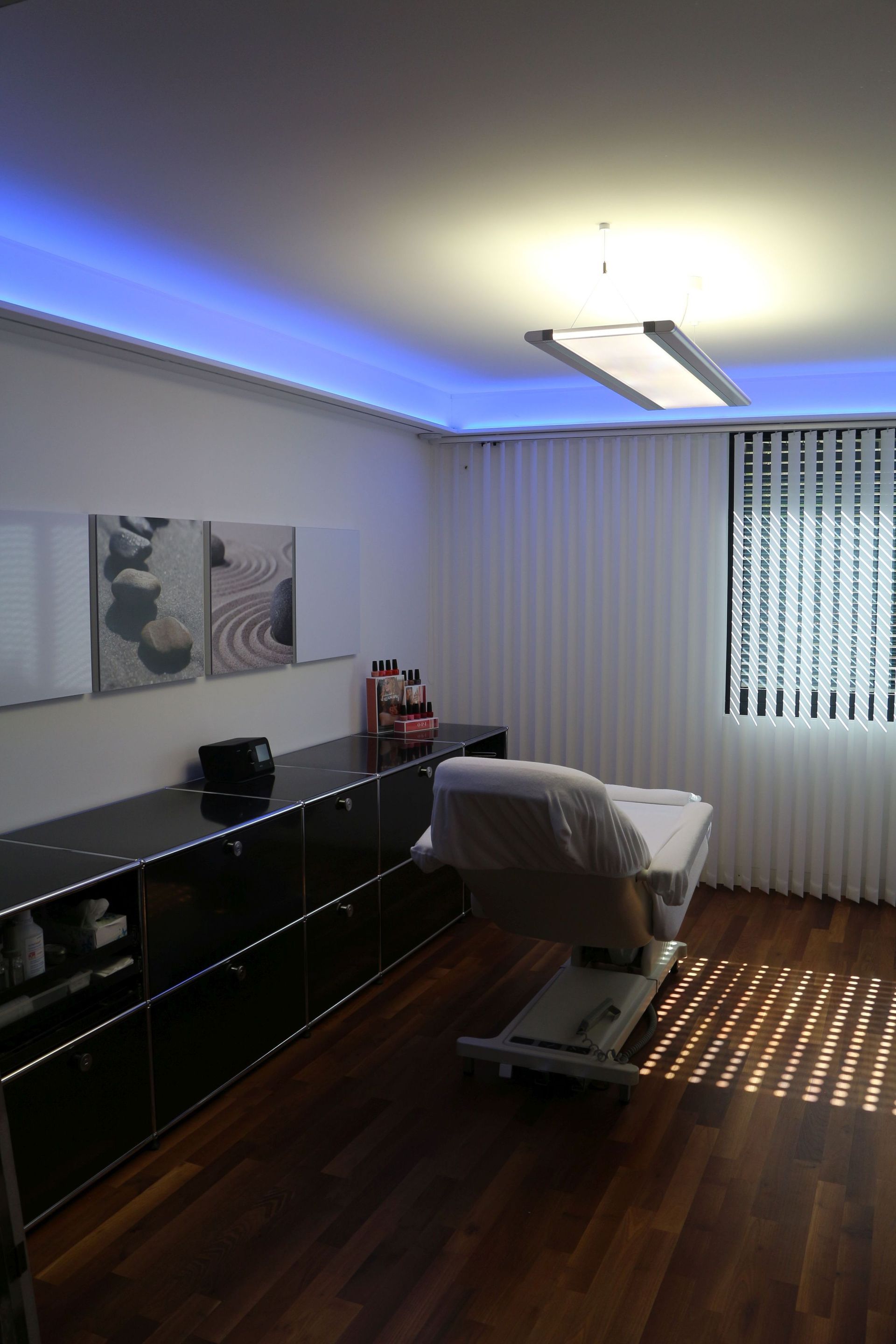 Ein Raum mit einem Stuhl und einem Fenster mit blauen Lichtern an der Decke.