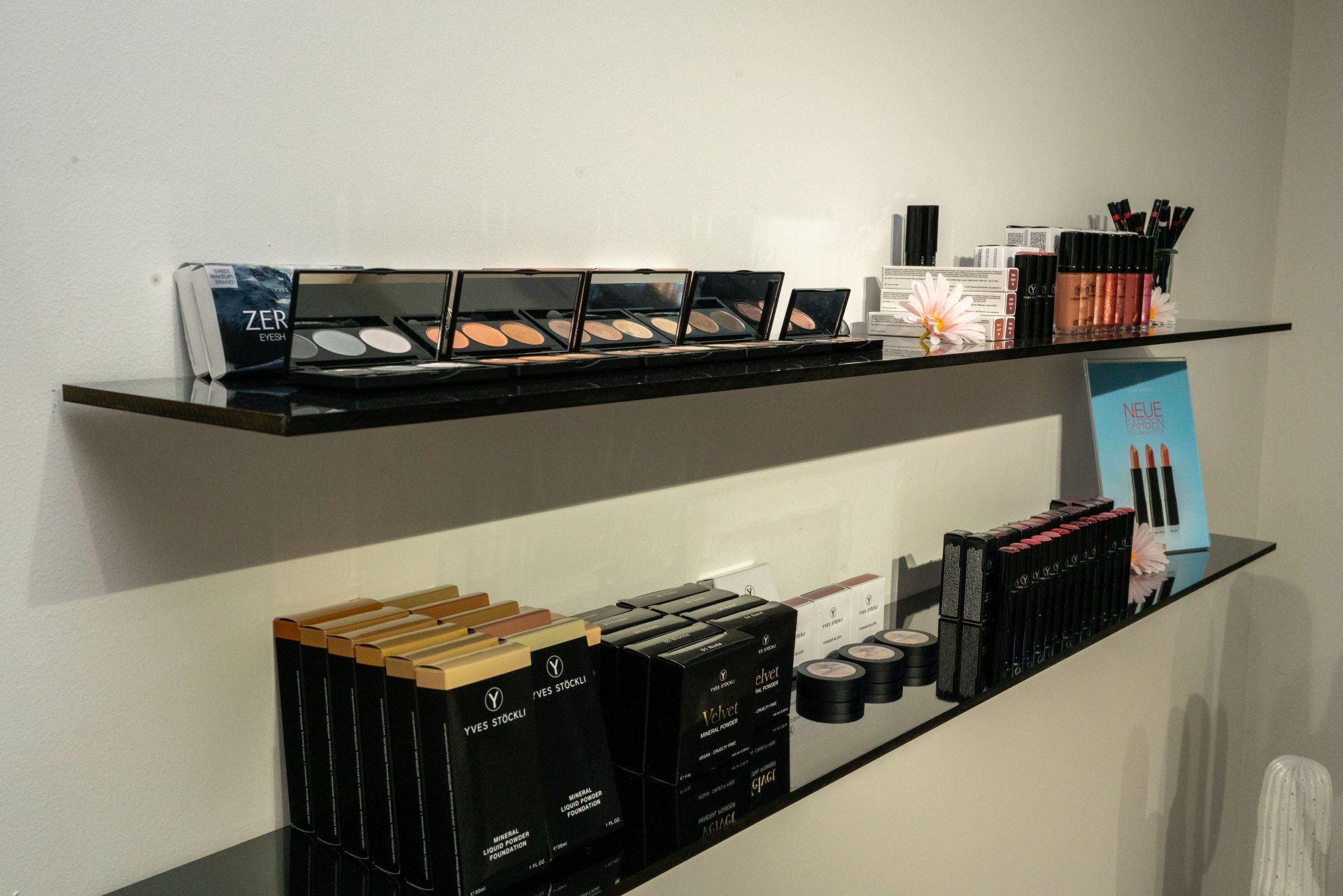 Zwei Regale gefüllt mit Make-up-Produkten und Pinseln