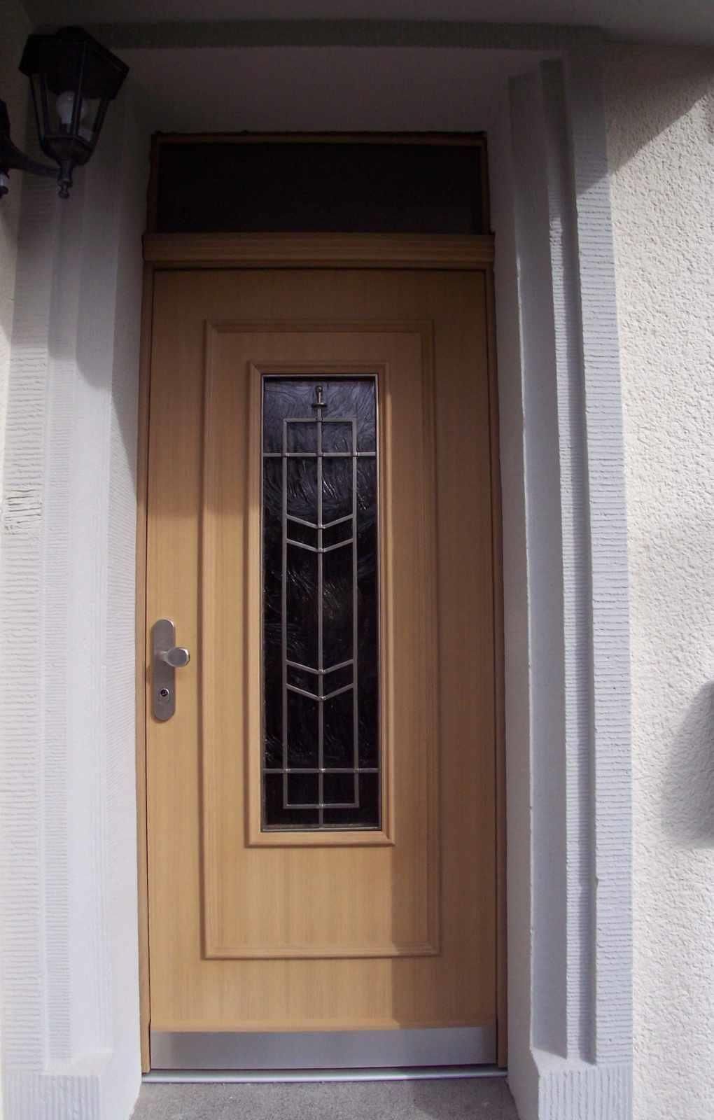 Eine Holztür mit einem Buntglasfenster