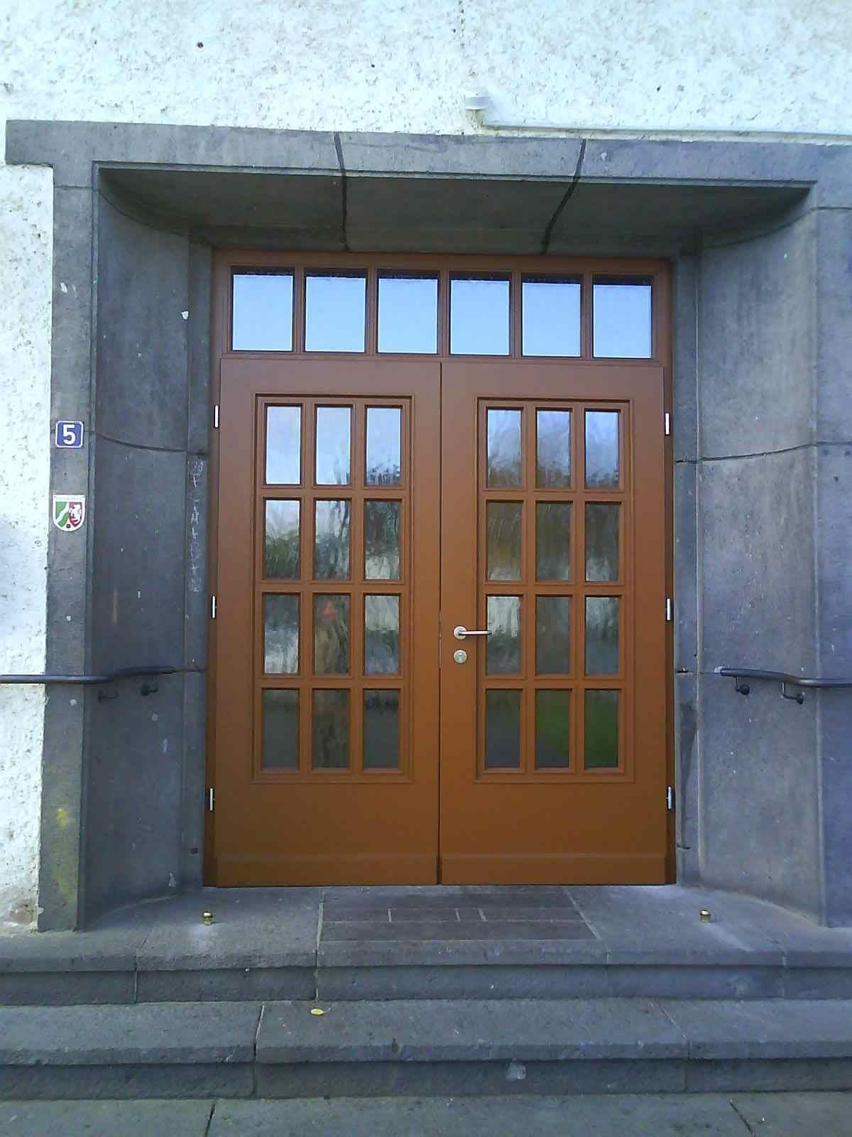 Eine Tür mit der Nummer 5 darauf