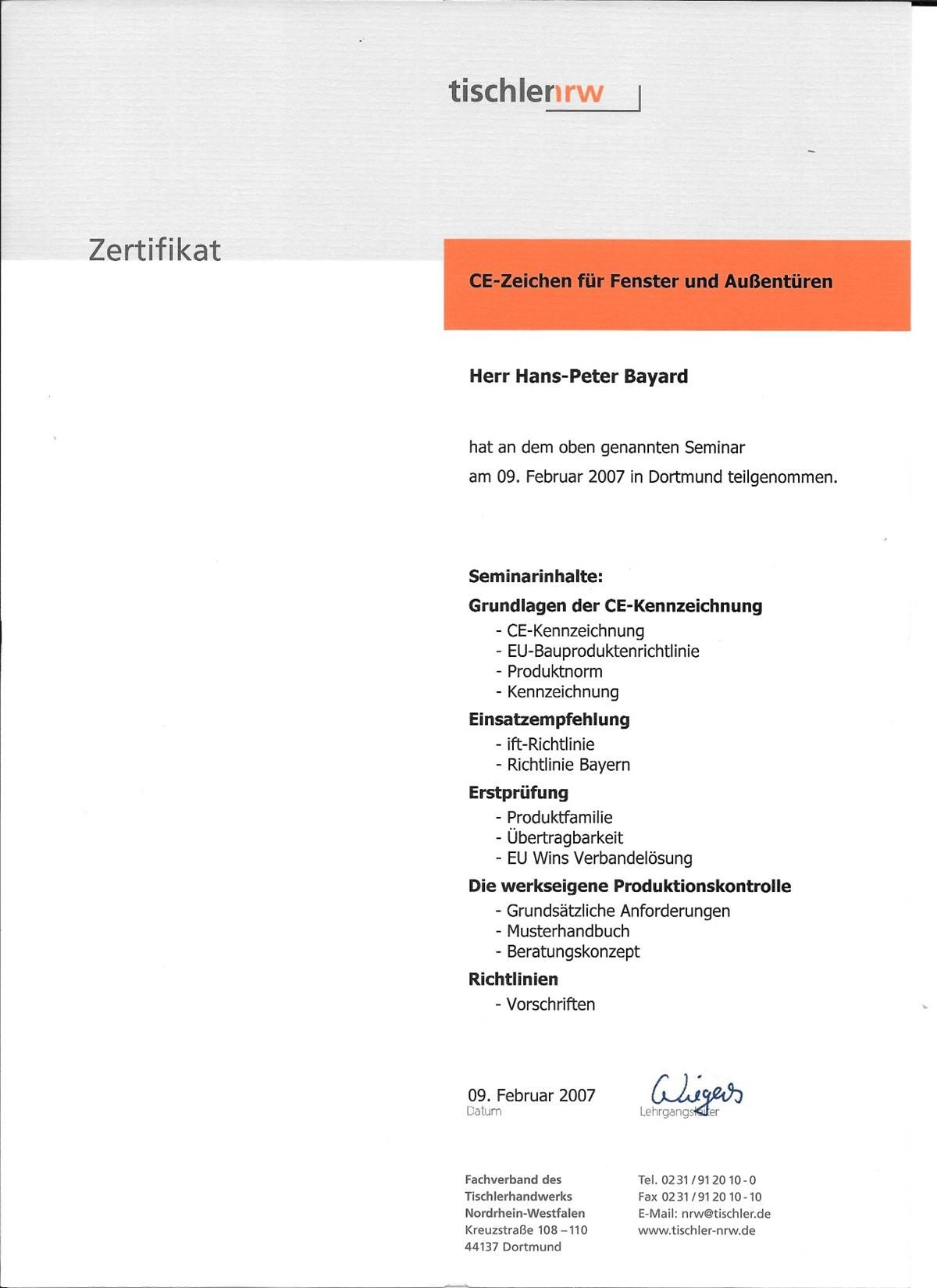 Ein Zertifikat mit einer Unterschrift darauf befindet sich auf einem weißen Hintergrund.