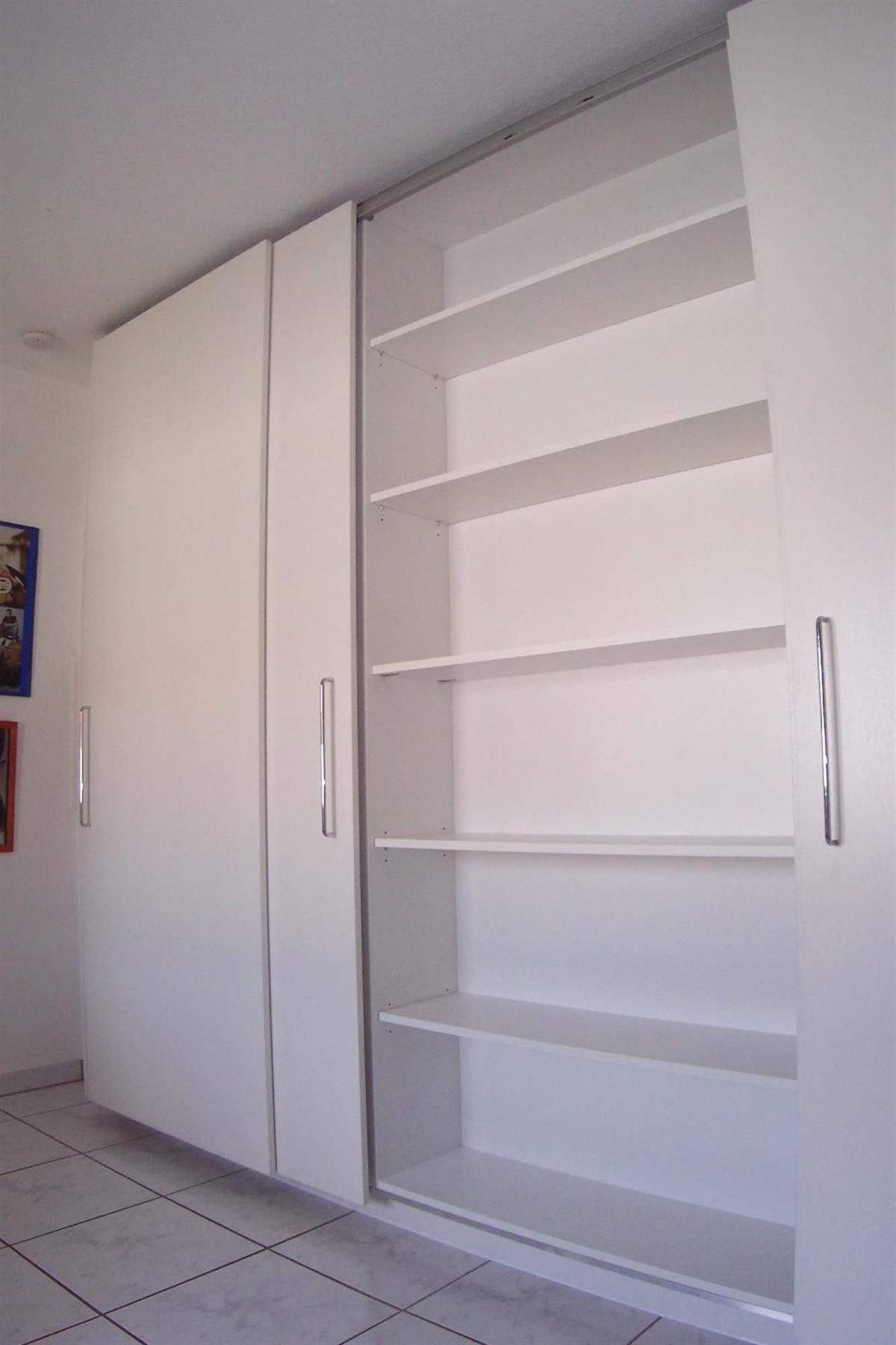 Ein Schrank mit vielen Regalen und Türen