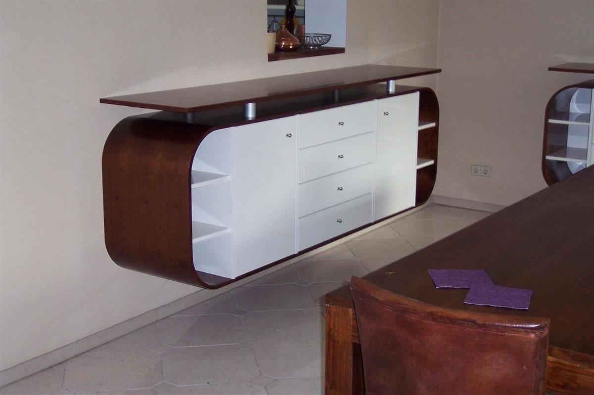 Ein Esszimmer mit einer Kommode und einem Tisch