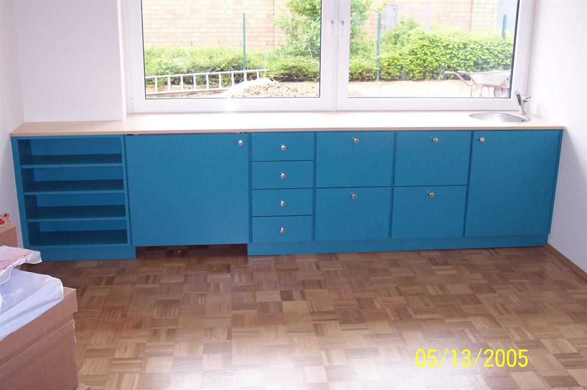 Ein Foto eines Zimmers mit blauen Schränken und Schubladen aus dem Jahr 2005