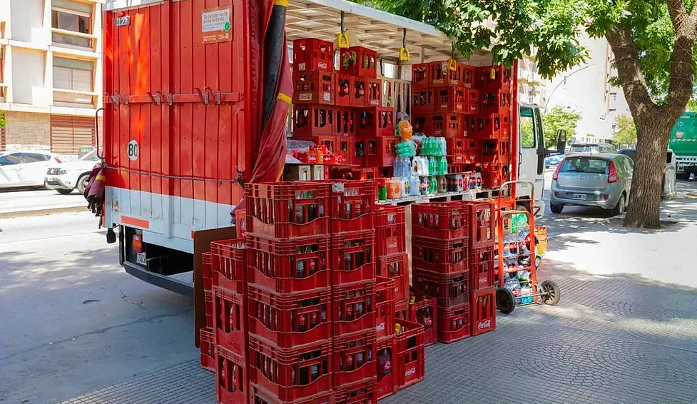Un camión lleno de cajas está estacionado al costado de la carretera.