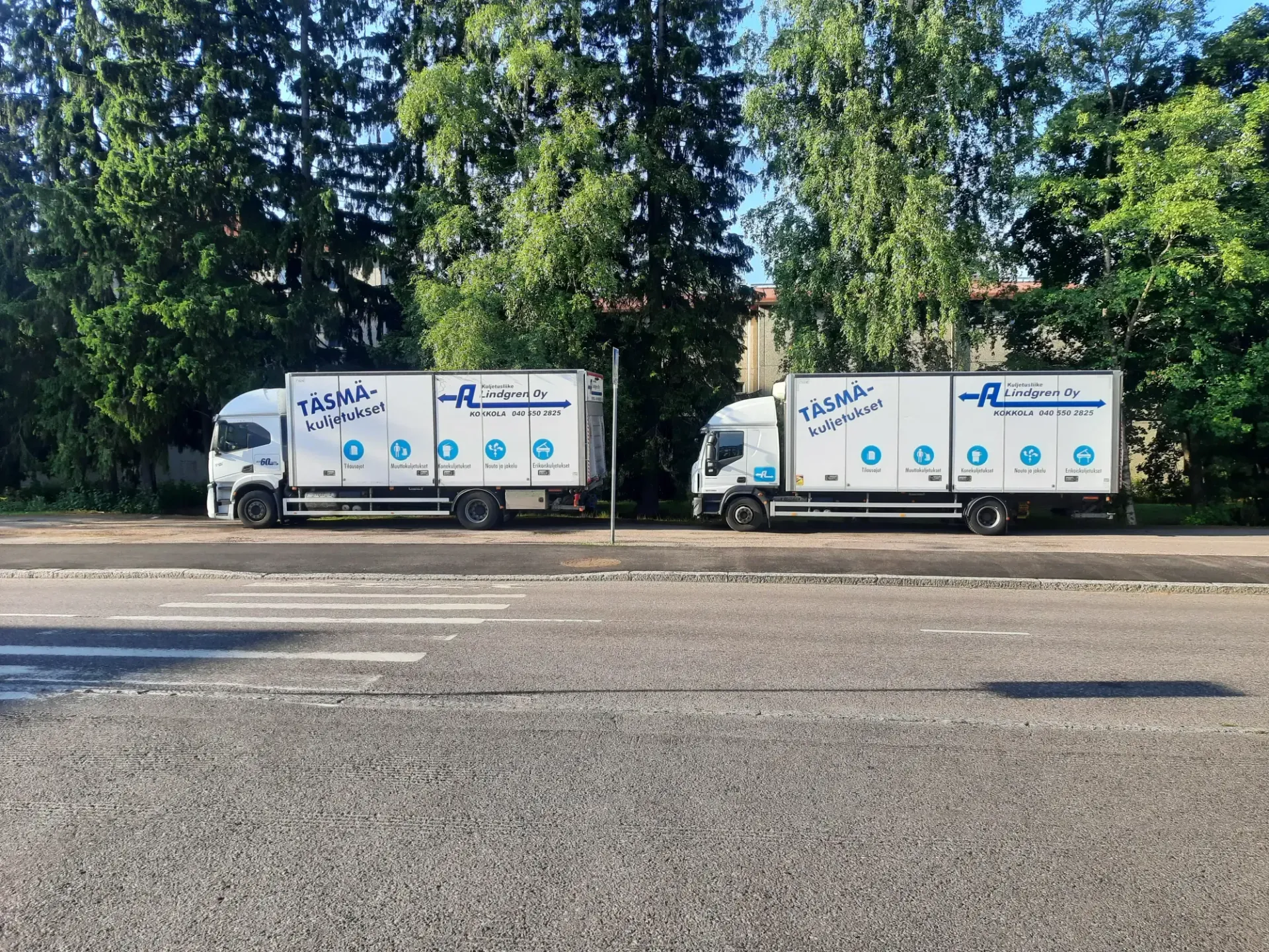 Kuljetusliike Lindgren Oy:n jakeluauto toimittamassa rahtia asiakkaalle Kokkolassa