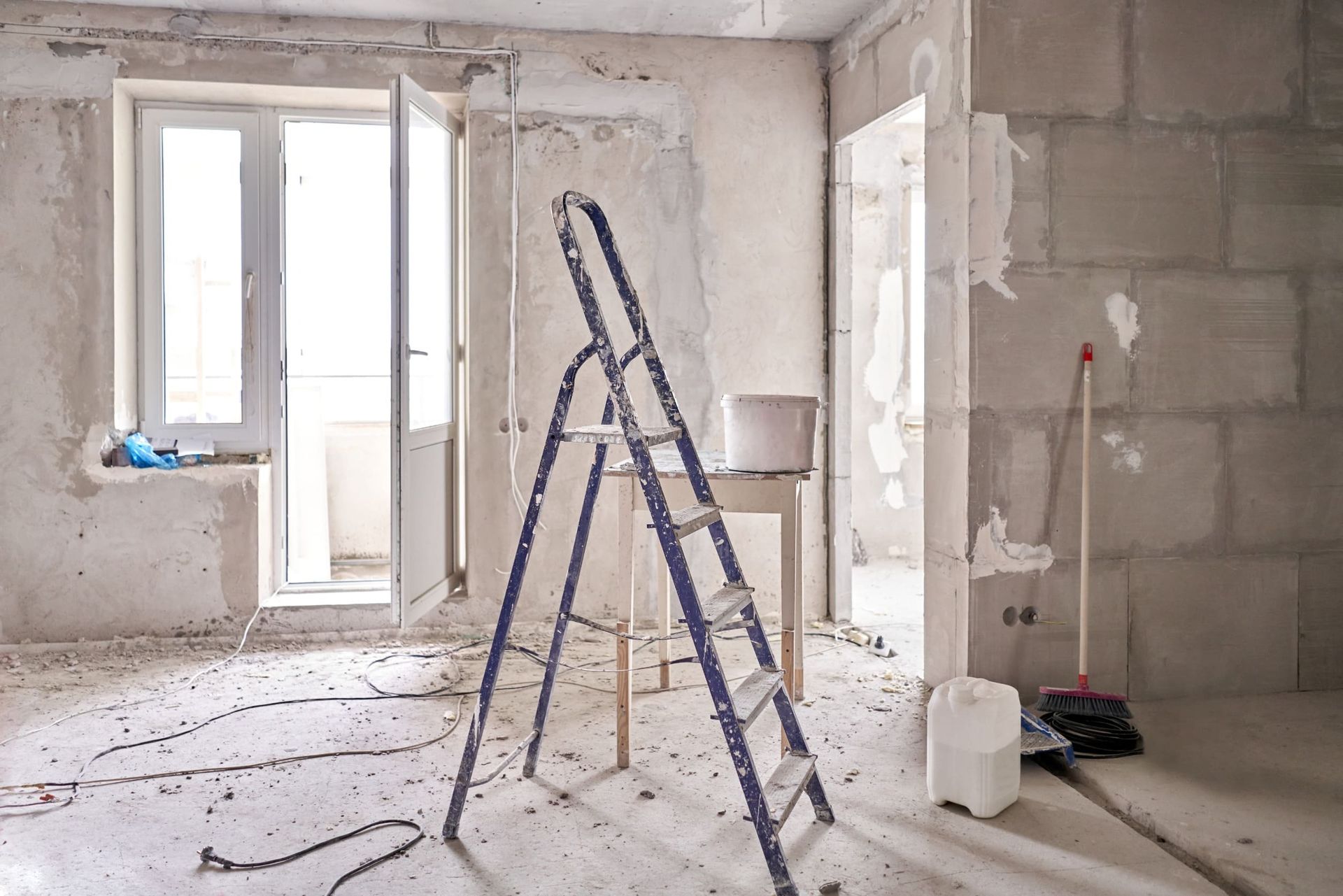 Una escalera está en el medio de una habitación vacía.