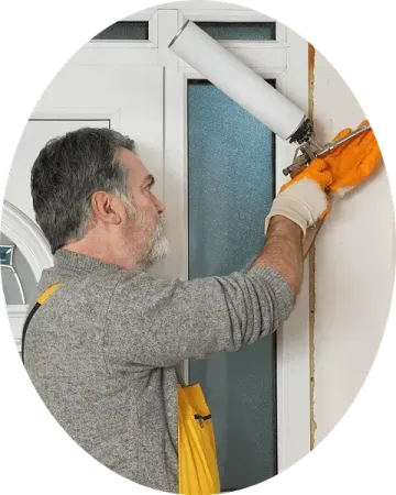 un hombre con una maquina organizando la pared