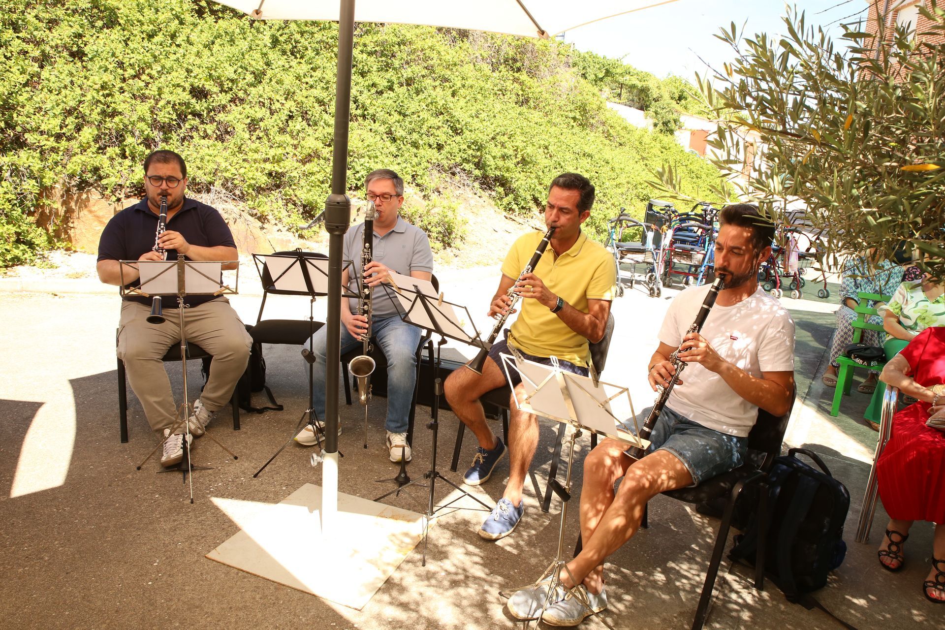 Un grupo de hombres tocan instrumentos musicales afuera.