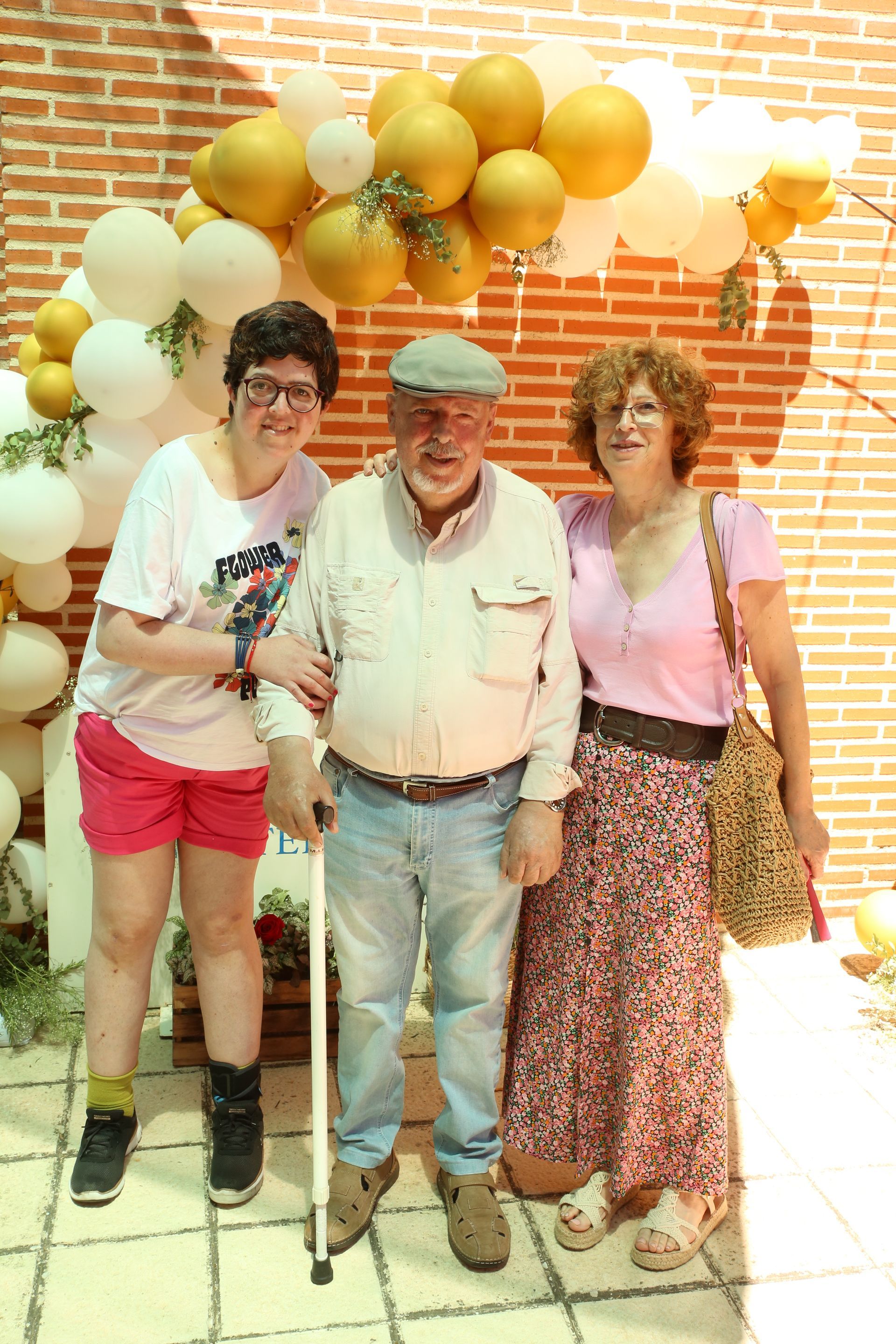 Un grupo de personas posando para una foto con globos de fondo.