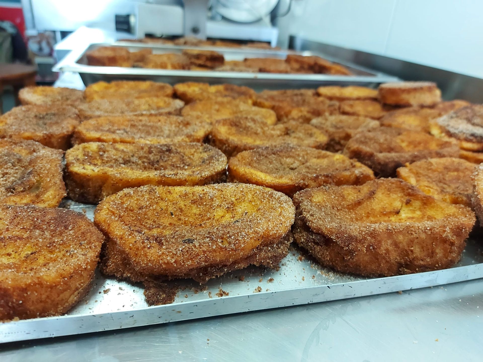 Una bandeja de tostadas francesas con canela encima