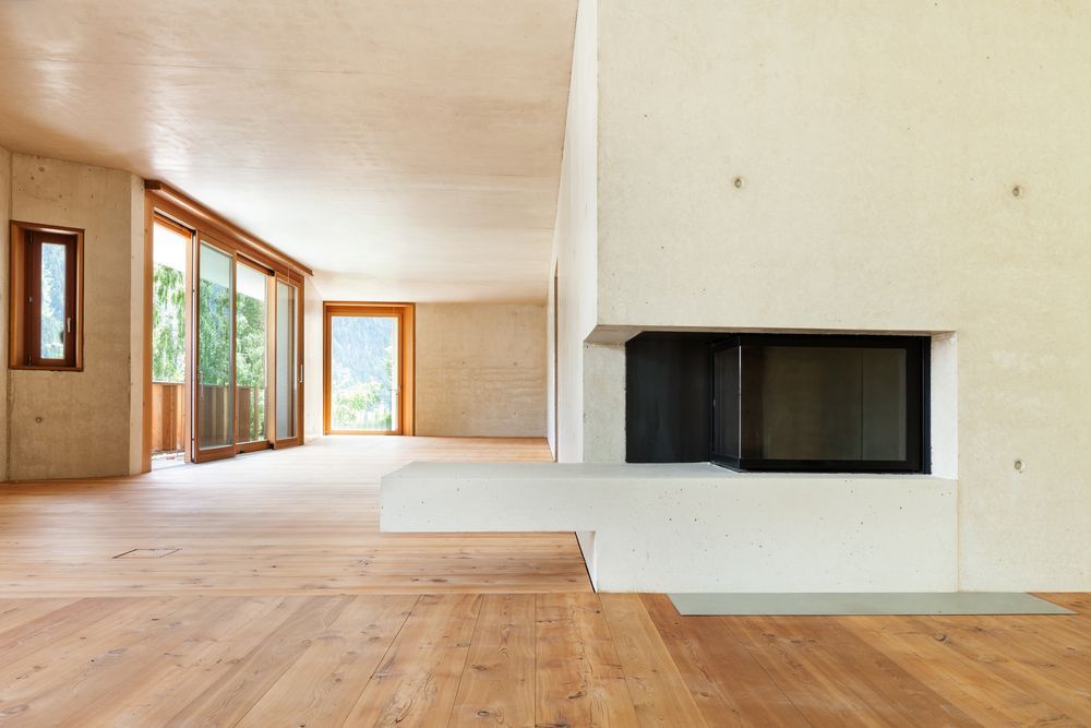 Hay una chimenea en el centro de la habitación.