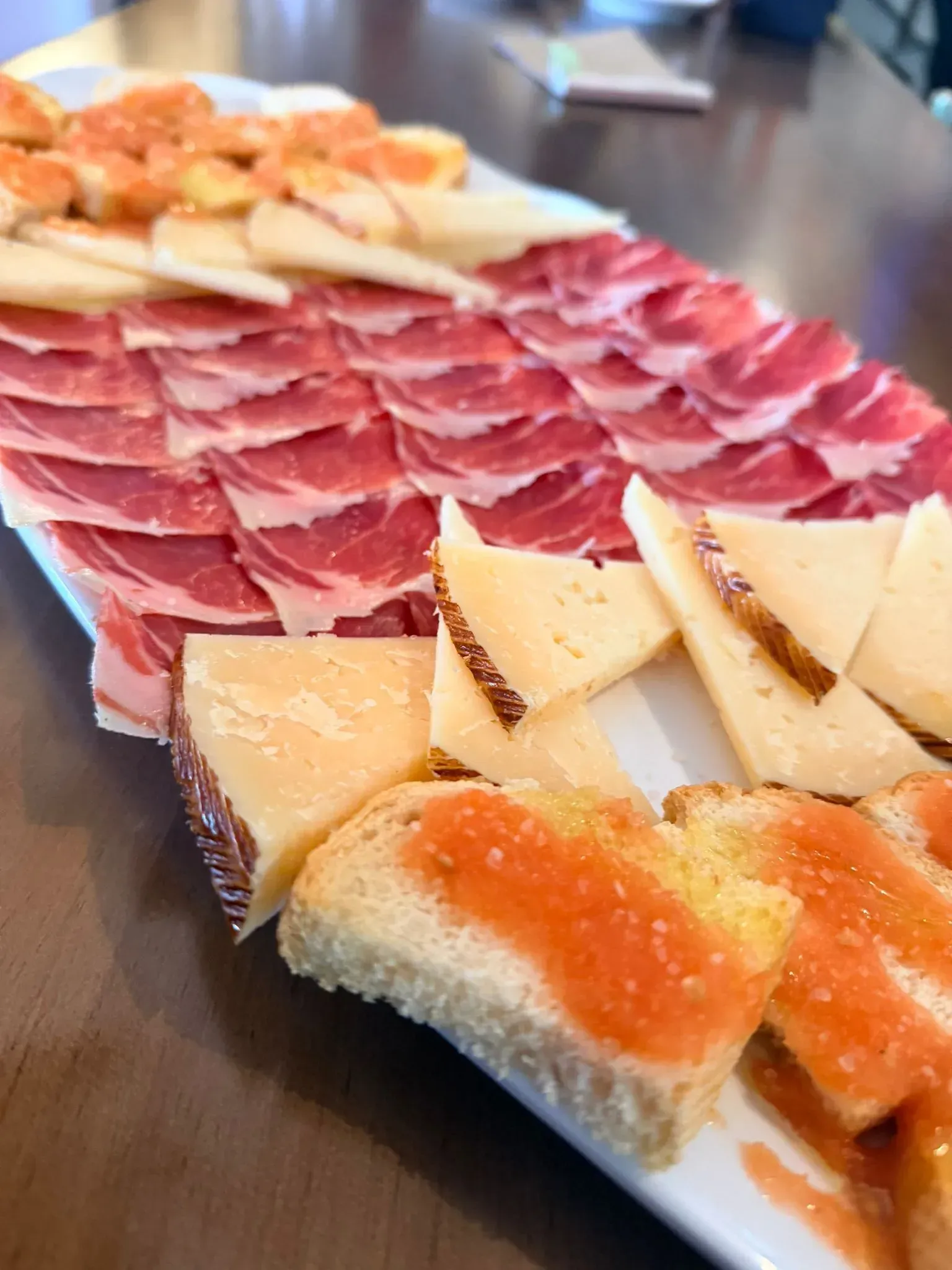 Icono de marcador de posición gris claro con un sol y montañas sobre fondo blanco