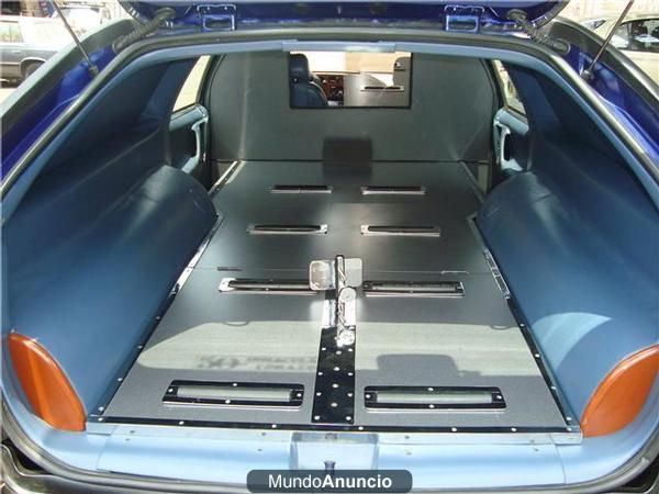 Vista traseira do interior de um carro funerário azul, .