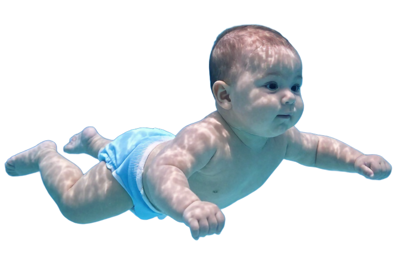 Un bebé flotando en el agua, con un pañal azul y los brazos extendidos.