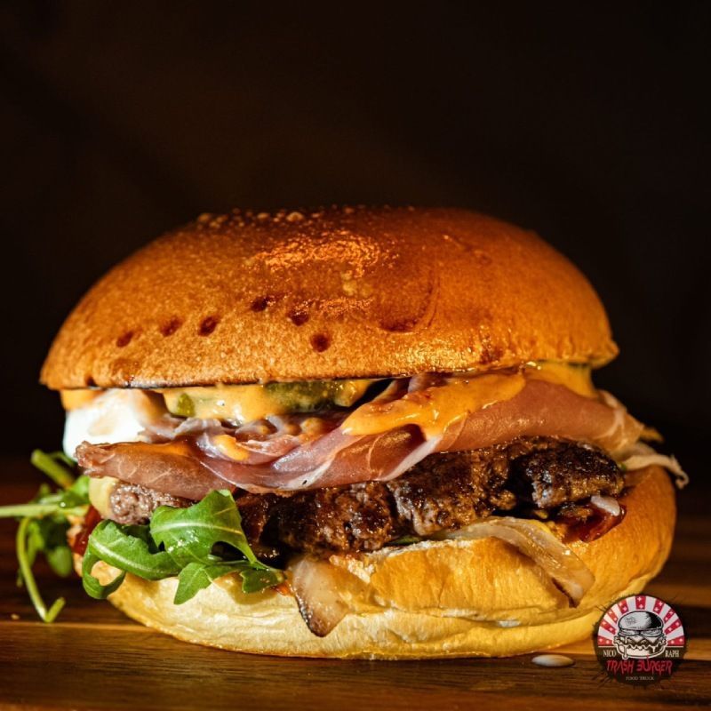 Un gros plan d'un hamburger sur une table en bois.