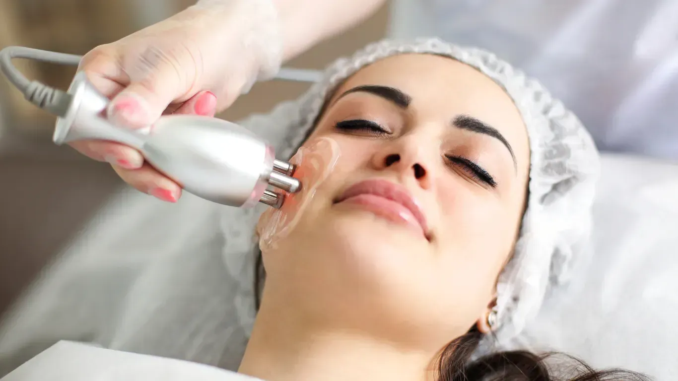 Persona usando un destornillador en la cerradura de una puerta. Hay un llavero con llaves en la cerradura.