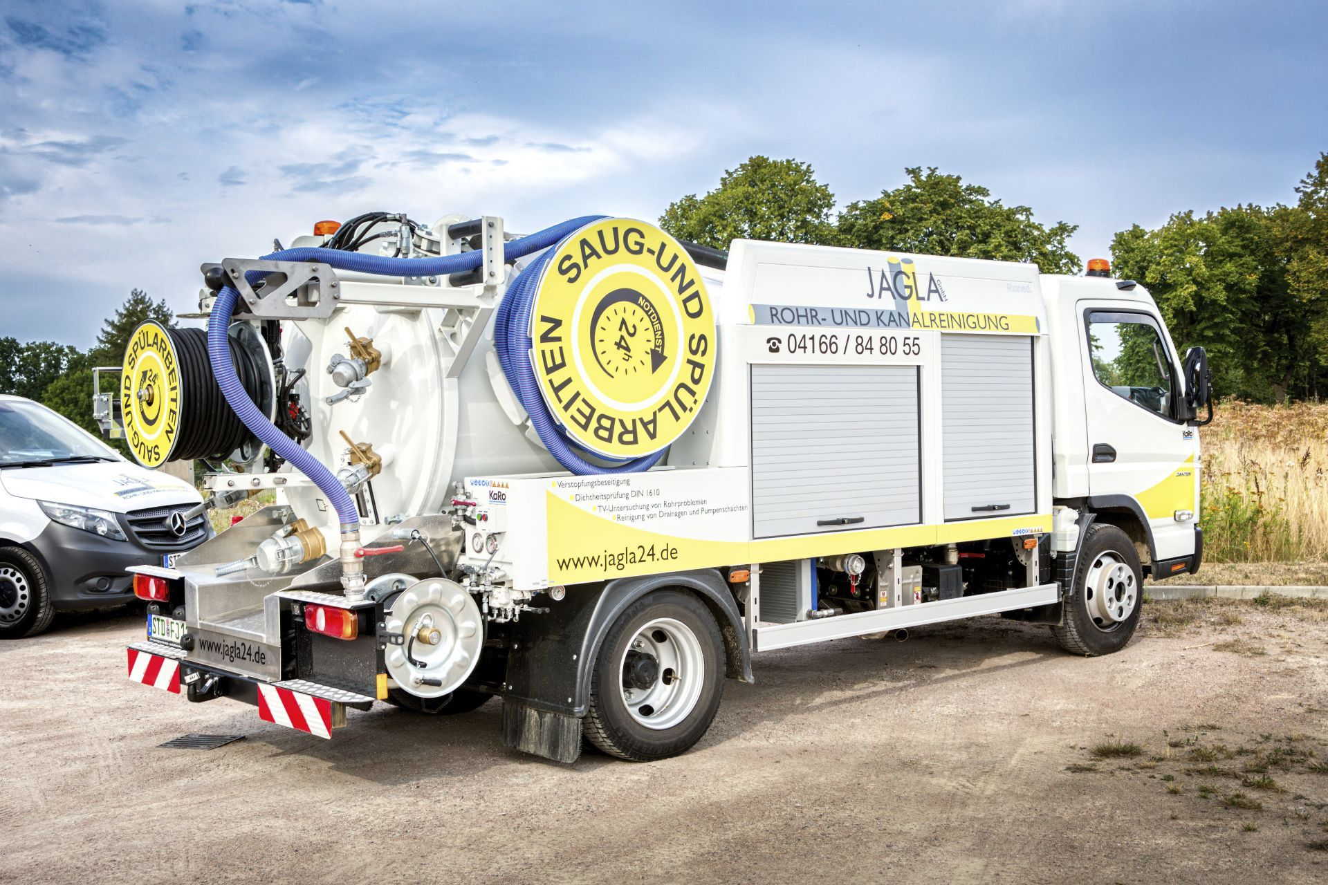 Weißer LKW mit gelben Akzenten, Ausrüstung zur Rohrreinigung. Außeneinstellung.