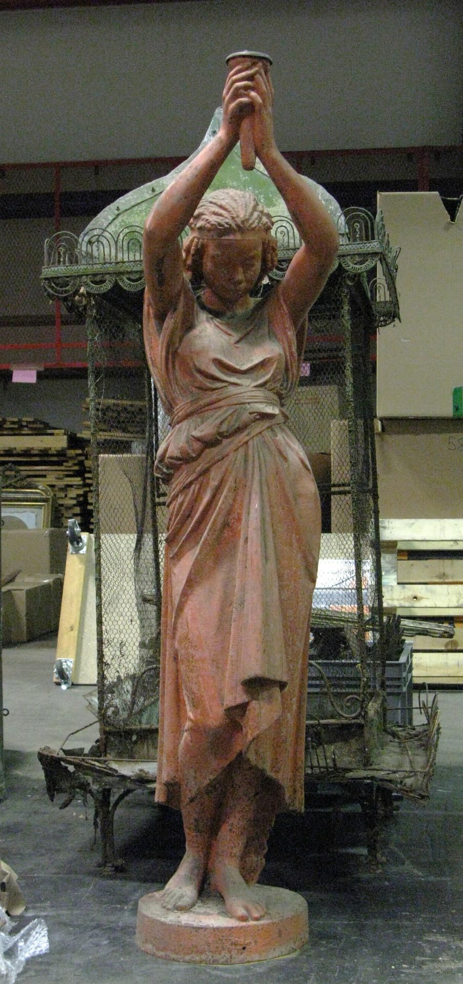 Grande statue de femme