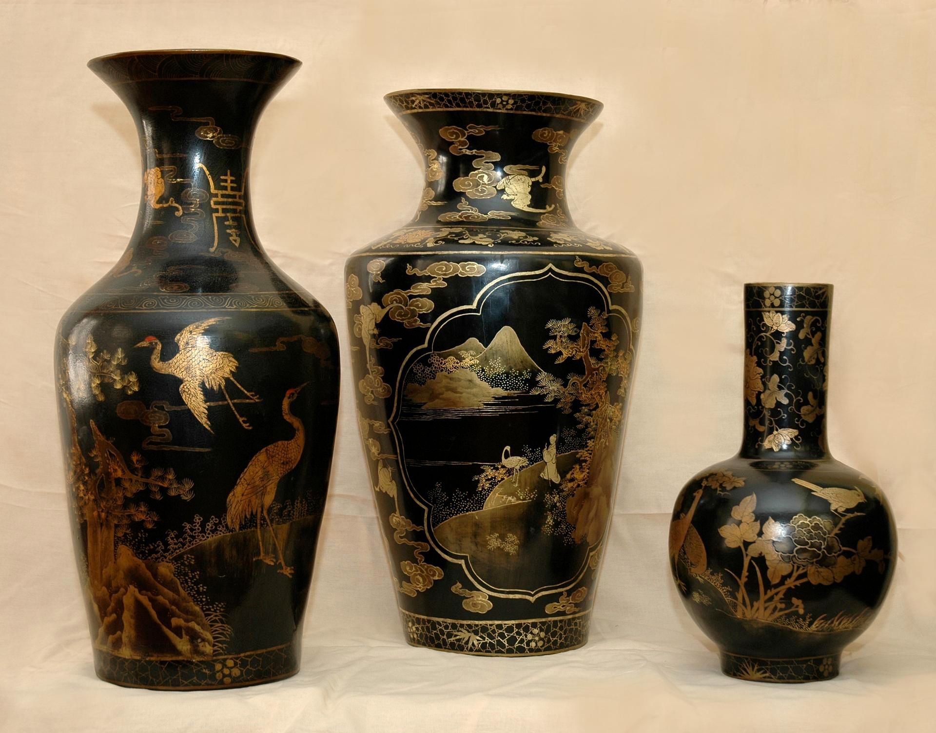 Trois vases noir et or