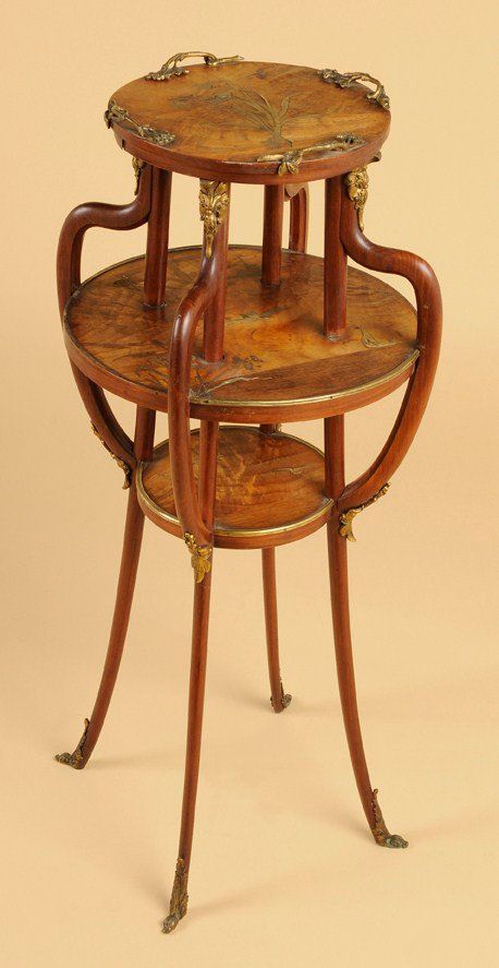 Une sellette d'Art Nouveau