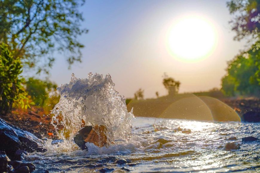 De l'eau coulant dans le sillon d'un champ