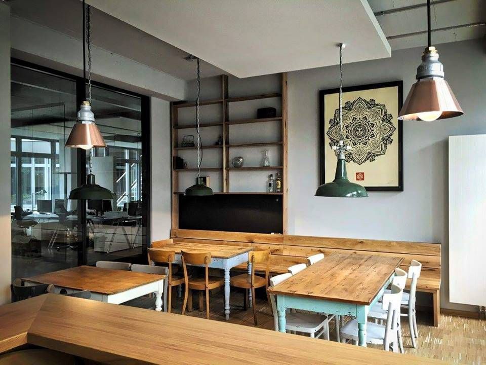 mehrere Holztische im Restaurant