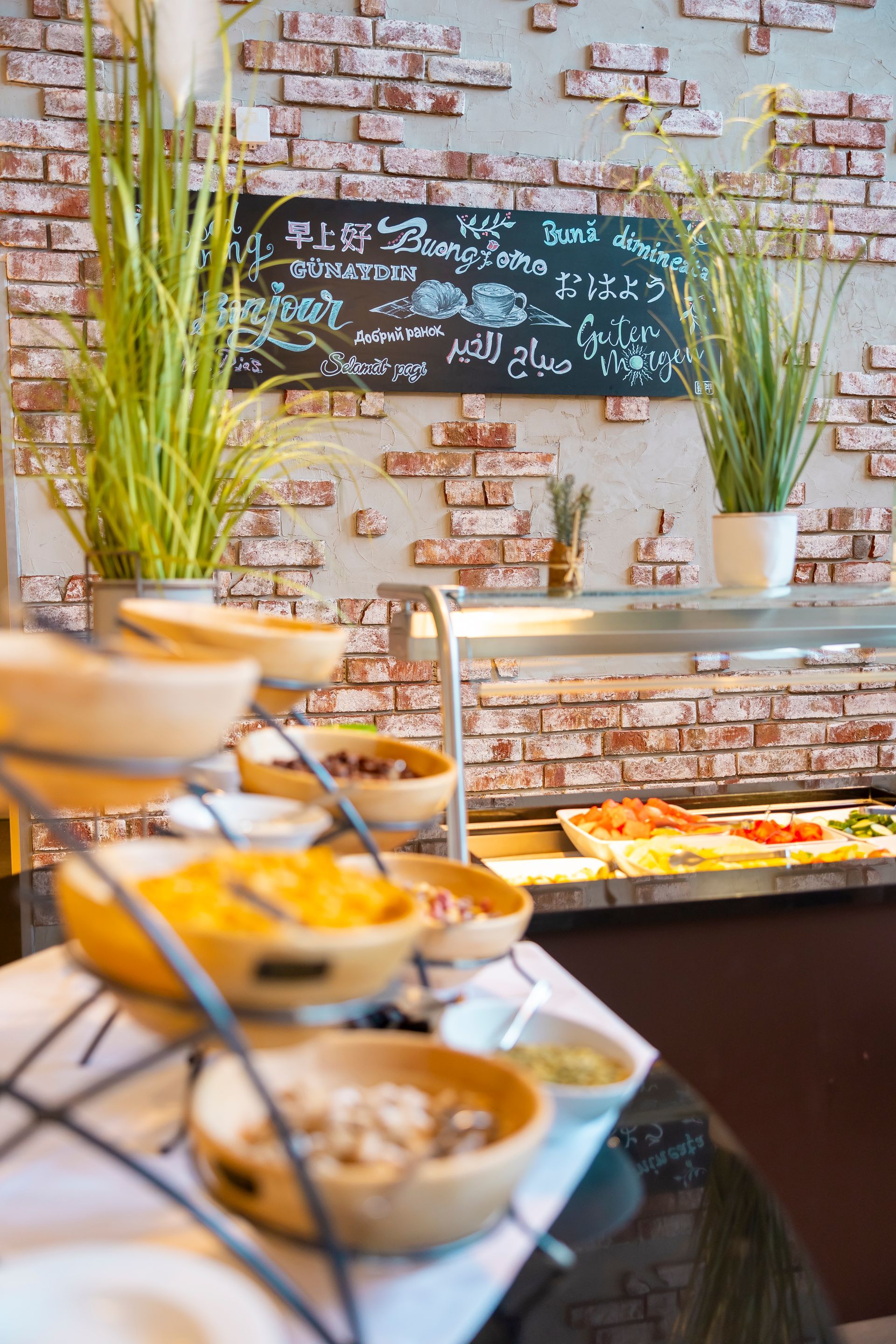 Frühstücksbuffet mit Schüsseln voller Topping.