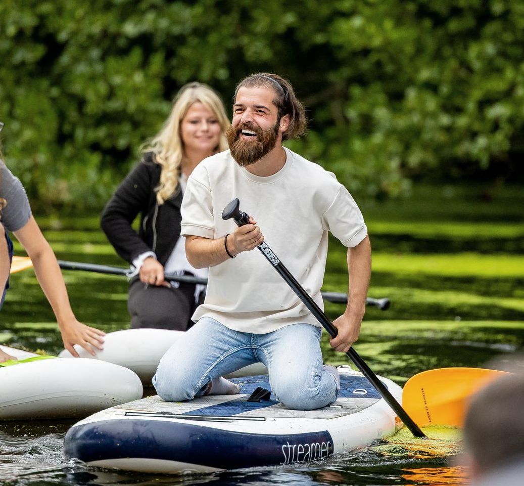 Eine Gruppe Leute sitzt um einen Tisch herum und isst.