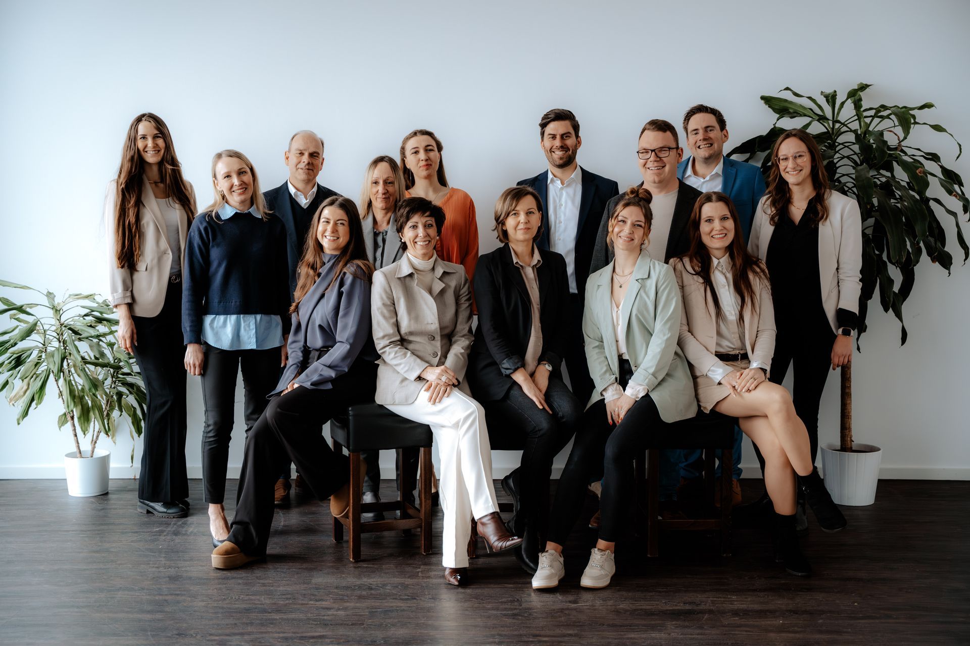 Drei Frauen gehen am Strand in der Nähe des Meeres spazieren.