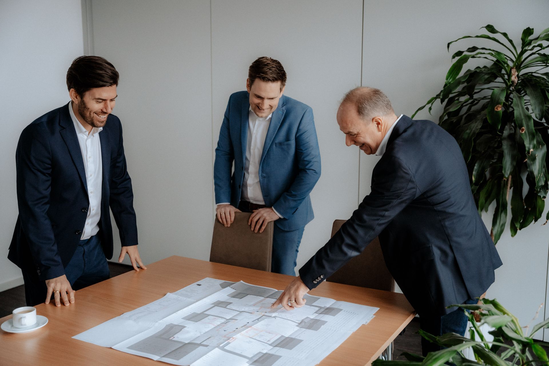 Eine Frau sitzt auf dem Boden und hält ein Schild hoch, auf dem eine Glühbirne abgebildet ist