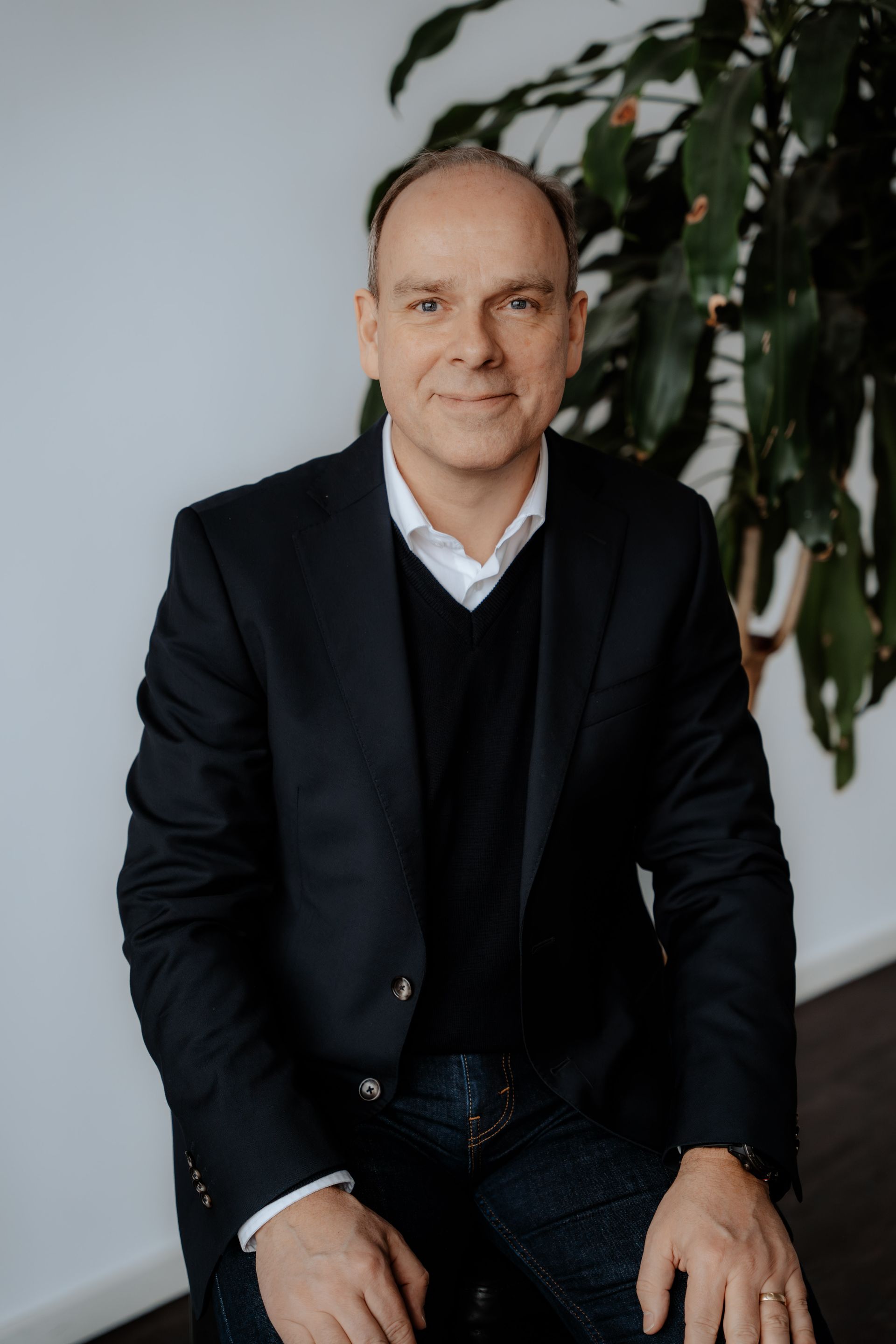 Ein Mann in einer Schürze kocht in einer Küche Essen in einer Bratpfanne.