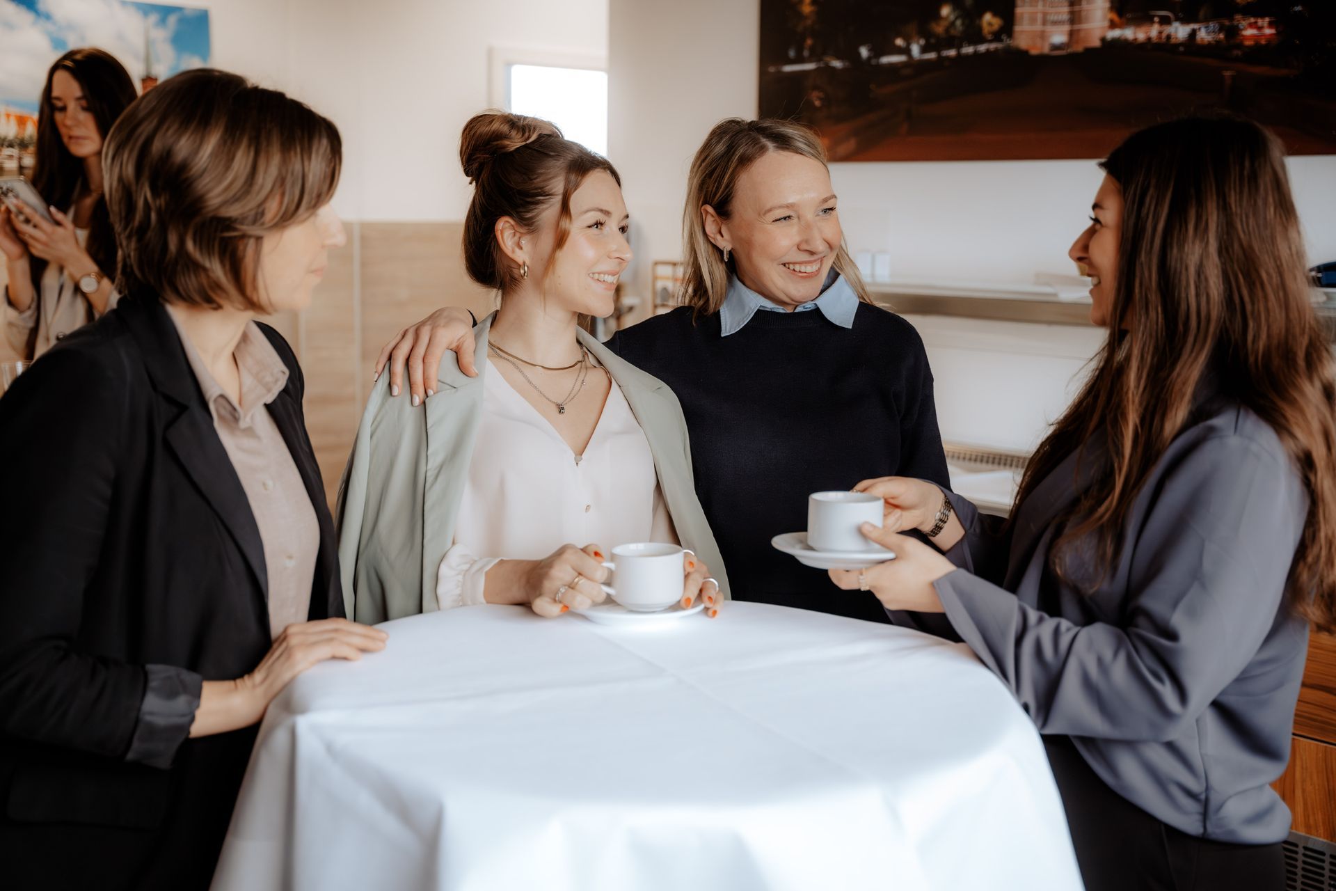 Ein Mann in Weste und Fliege hält eine Flasche Wein.