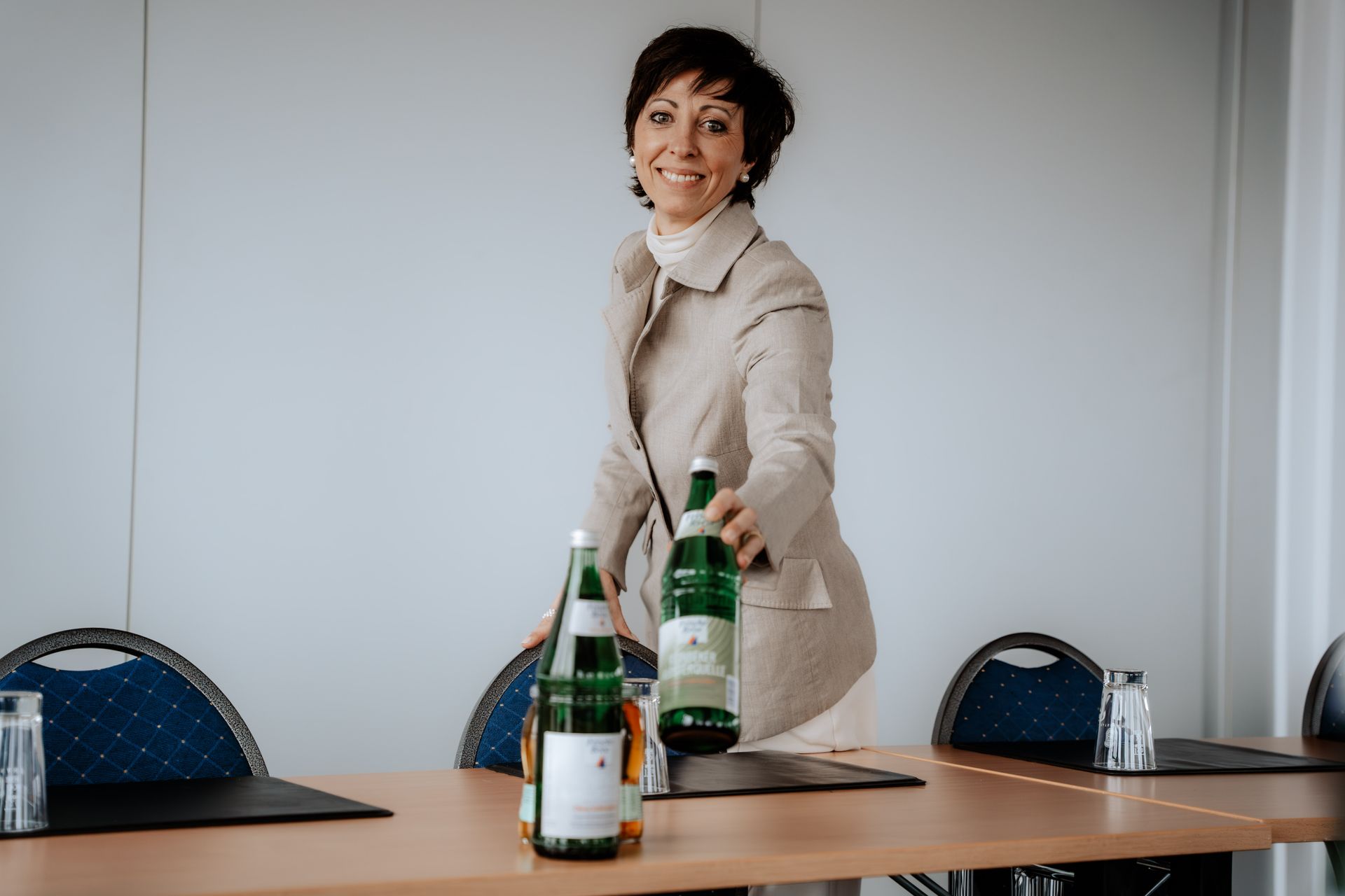 Eine Tasse Kaffee auf einer Untertasse neben einem Croissant