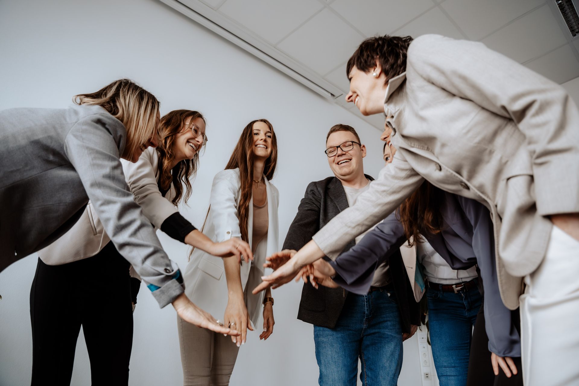 Eine Gruppe Leute sitzt um einen Tisch herum und isst.