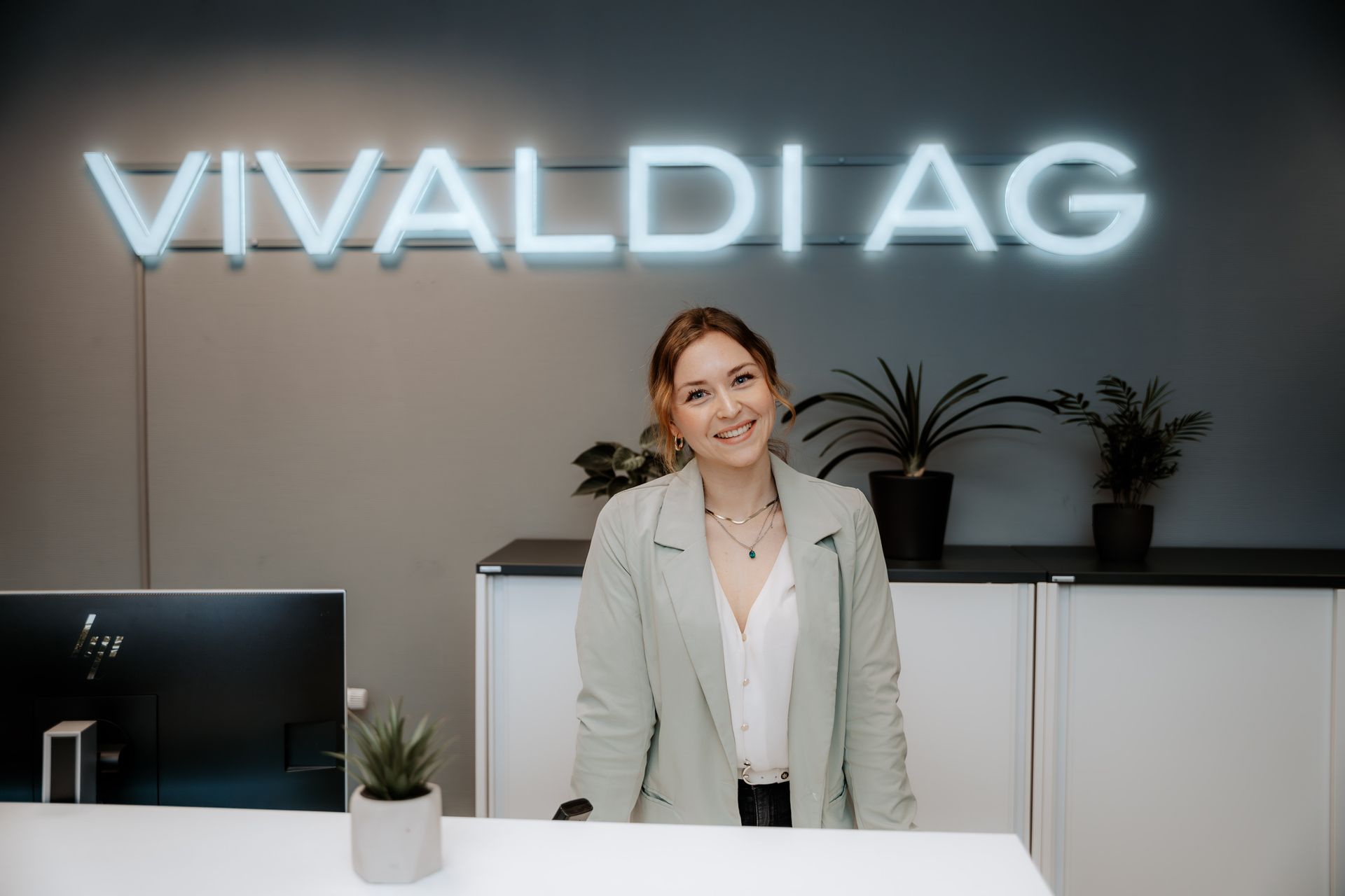 Ein Mann im schwarzen Hemd gießt Bier in ein Glas