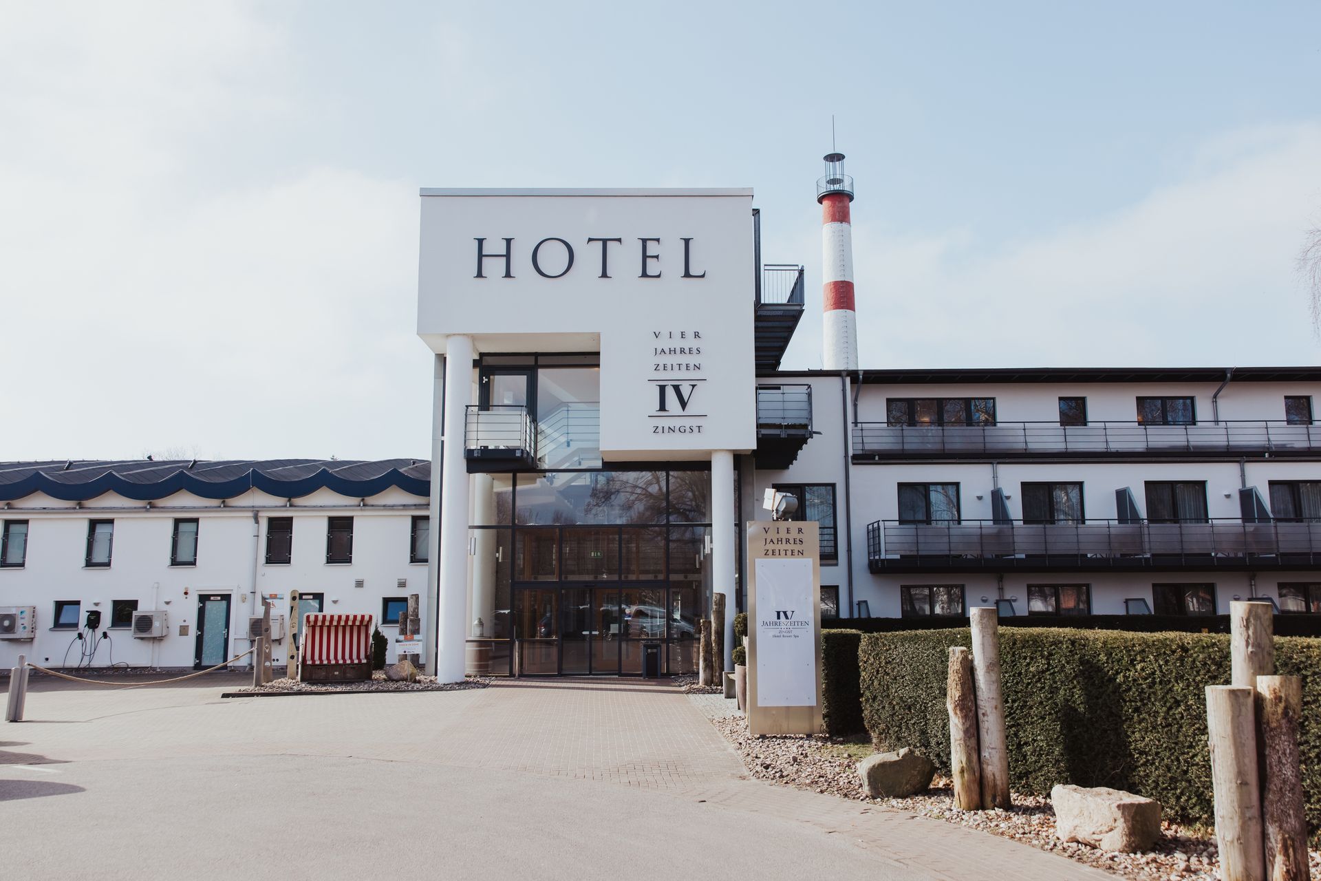 Ein Hotel mit einem Leuchtturm darauf