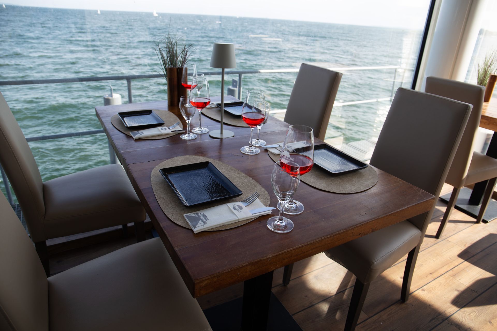 Ein Esstisch für vier Personen mit Blick auf das Wasser.