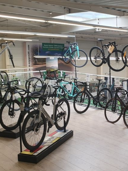 Livreur à vélo en milieu urbain devant des immeubles modernes